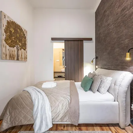 Luxurious Elizabeth Grand W' Sauna