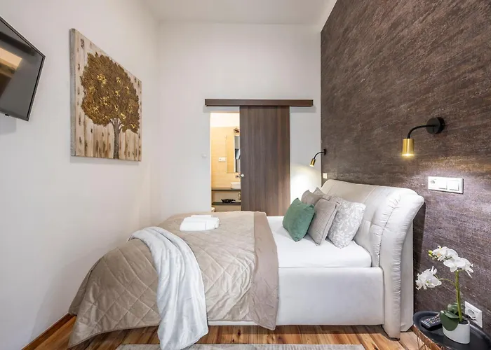 Luxurious Elizabeth Grand W' Sauna